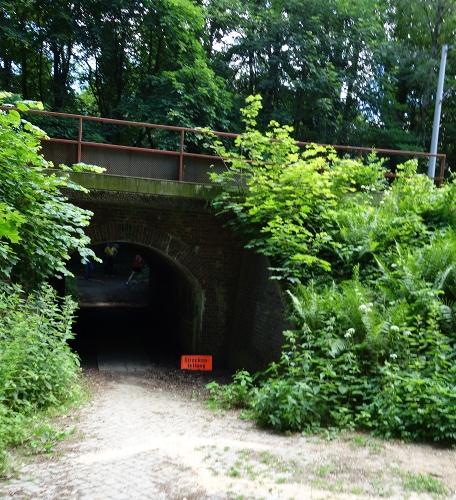 Tunnel mit anschließender Streckenteilung